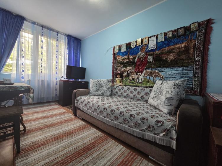Apartament cu 3 camere semidecomandat în Micro 16