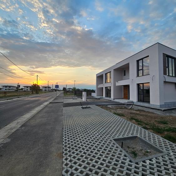 Spatiu comercial 100 mp utili,modern ,nou ,stradal ,Lahovari,Balotesti. - 2