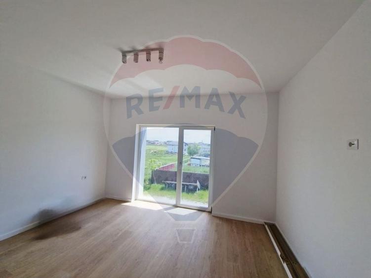 Casă / Vilă - 132,5 mp  , teren - 264 mp  / zona Cârcea - 18