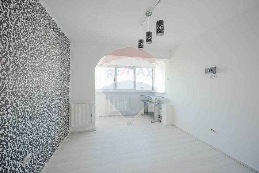 Apartament cu 3 camere de vânzare în zona Rogerius - 2