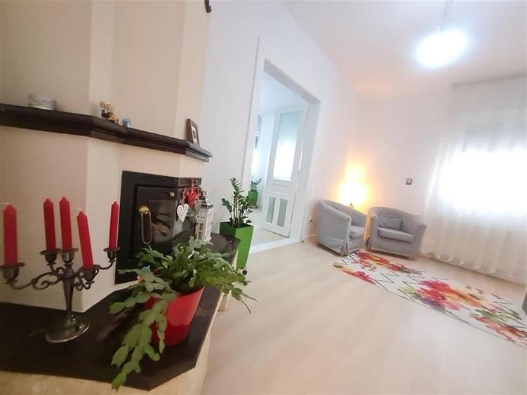 Casa, pe locatie centrala, imbinare apreciabila intre traditional si contemporan - 12
