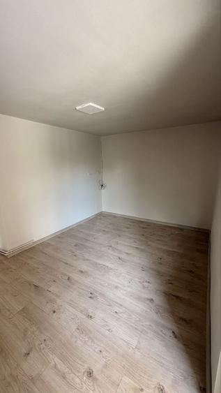 Inchiriez apartament la curte - 6