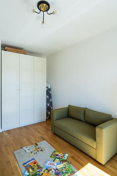 Apartament cu 3 camere semidecomandat, mobilat în Est