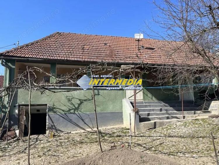 Casa in Cricau cu 3 camere de vanzare teren de 1300 mp - 2