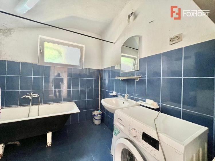 Casă individuală cu 6 camere cu Canalizare în Lipovei