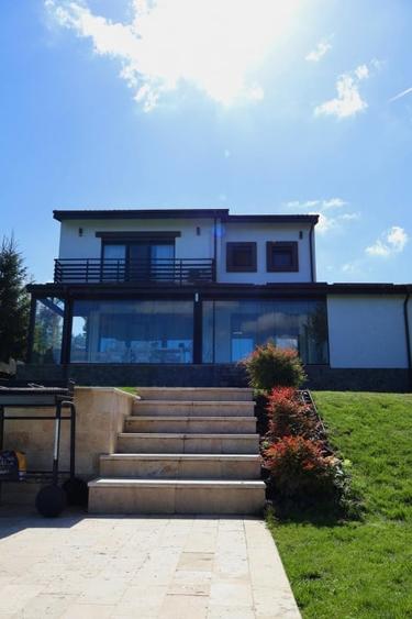 Vila amplasata pe malul lacului - 3