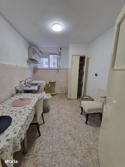 Apartament cu 3 camere semidecomandat în Rovine