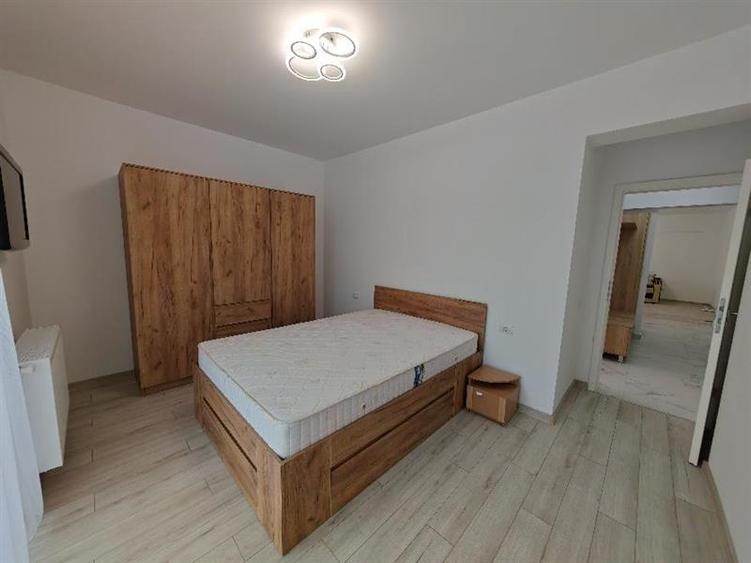 Apartament cu 3 camere decomandat, mobilat în Periferie