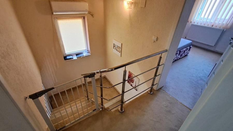 Casă individuală cu 5 camere cu Canalizare în Utvin