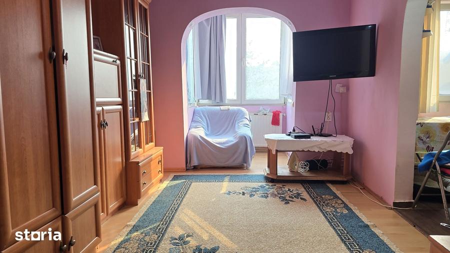 Apartament cu 3 camere semidecomandat în Micro 15