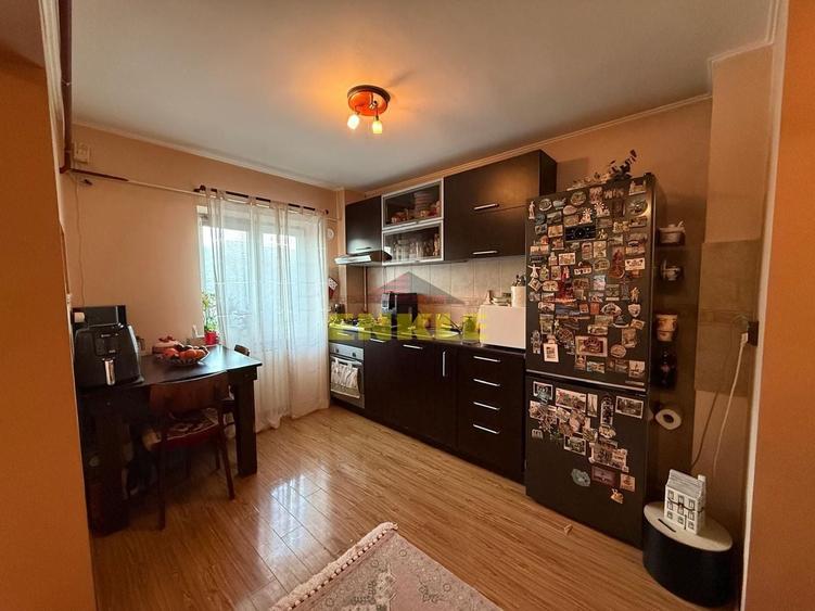 Apartament cu 3 camere decomandat, mobilat în Central