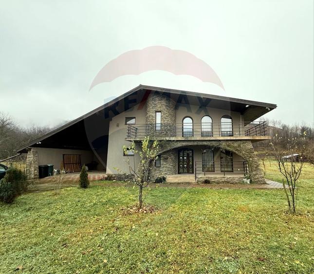 Casă cu 5 camere cu Teren 6117 Mp în Voislova