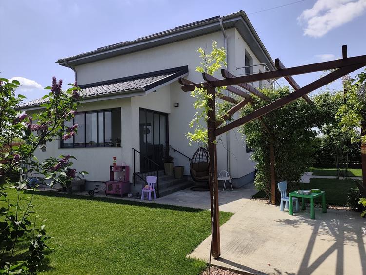 Casă individuală cu 4 camere cu Teren 380 Mp în Joița