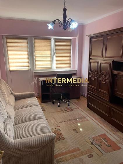 Apartament cu 4 camere decomandat în Cetate