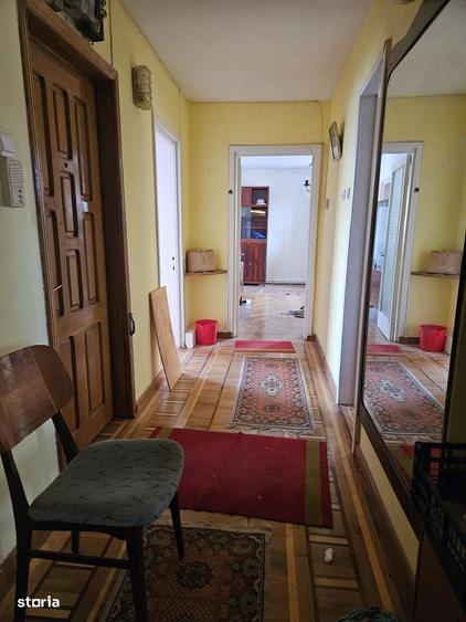 Central-Vand apartament cu 3 camere, balcon si boxa - 1