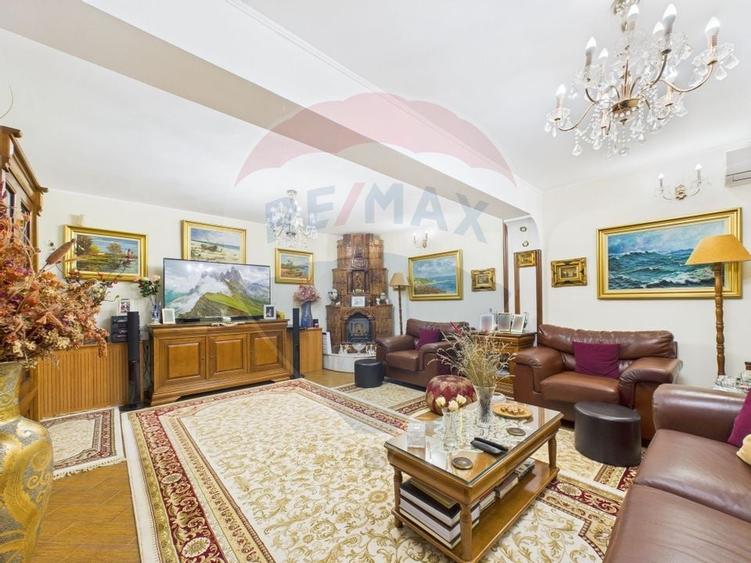 Casă / Vilă cu 10 camere de vânzare în zona Central - 2