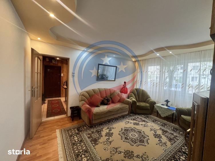Apartament cu 3 camere semidecomandat în Craiovița Nouă