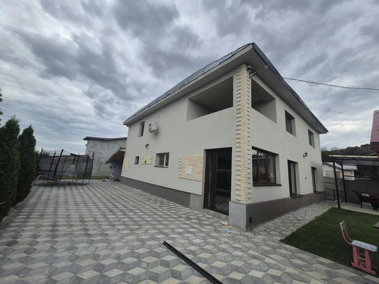 Casă individuală cu 6 camere cu Canalizare în Domnești
