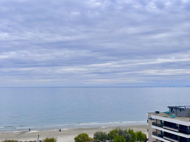 Vedere laterala la mare, prima linie, mobilat, parcare inclusa - 1