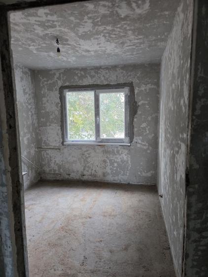 Apartament cu 3 camere semidecomandat în Micro 40