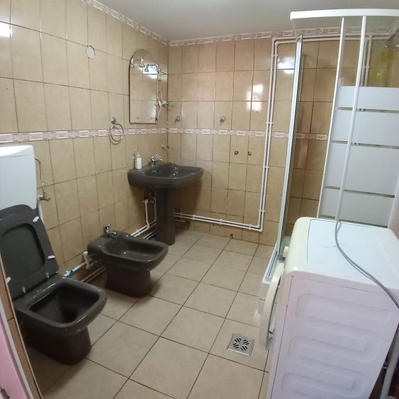 Inchriez apartament la curte - 8