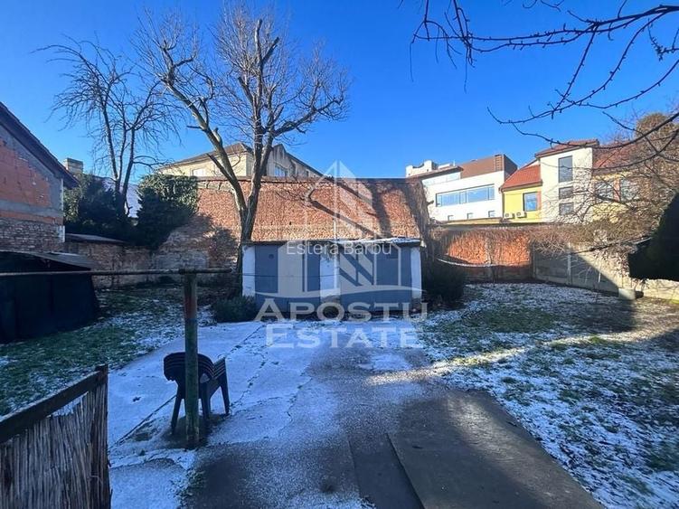 Casa cu 929 mp teren pretabil pentru investitie in zona Centrala. Casa cu 929 mp teren pretabil pentru investitie in zona Centrala.