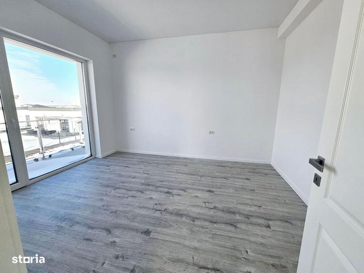 Casa rezidentiala cu vedere libera spre lac si acces asfaltat - 4