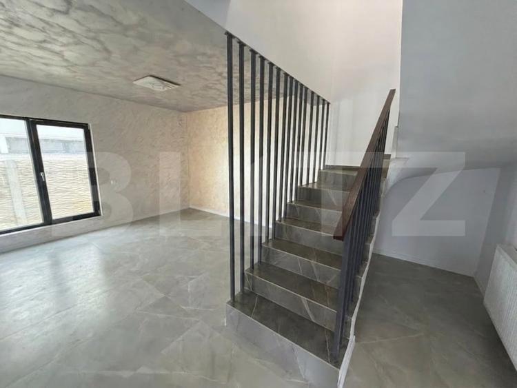 Casă individuală cu 5 camere cu Canalizare în Preajba