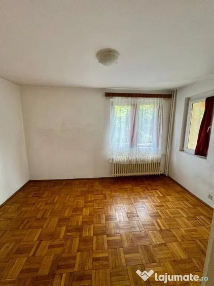 Apartament cu 3 camere semidecomandat în Berceni