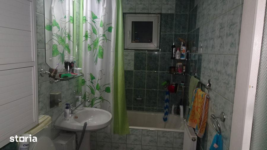 Apartament cu 3 camere decomandat în Scărișoara