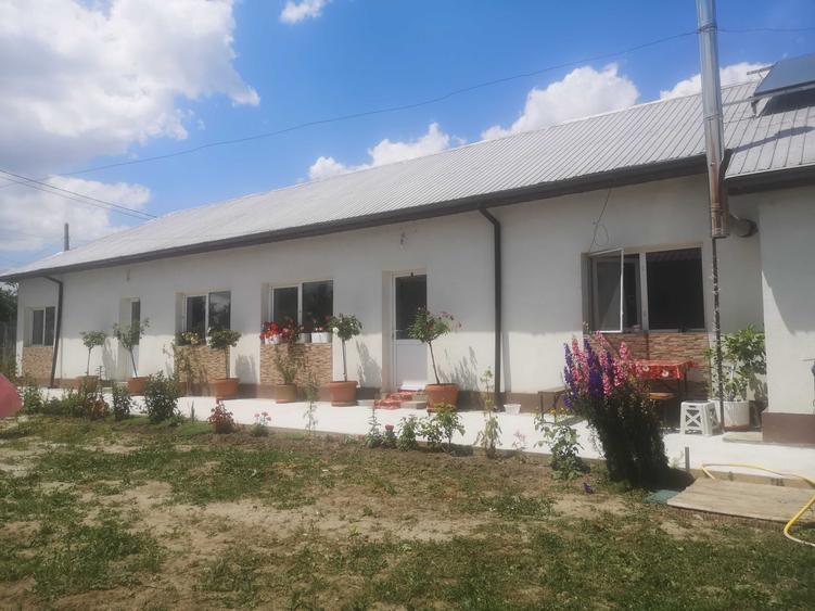 Casă cu 4 camere în Comana