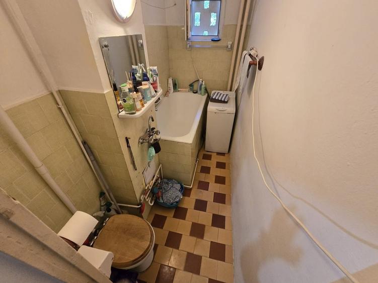 Apartament cu 3 camere semidecomandat, mobilat în Girocului