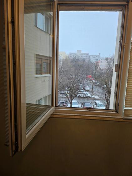 Apartament cu 3 camere semidecomandat în Titan