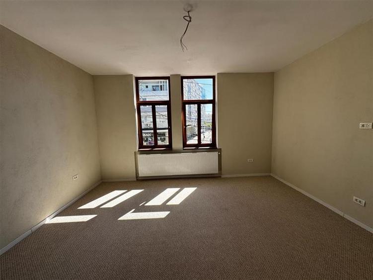 Apartament cu 3 camere decomandat, mobilat în Central