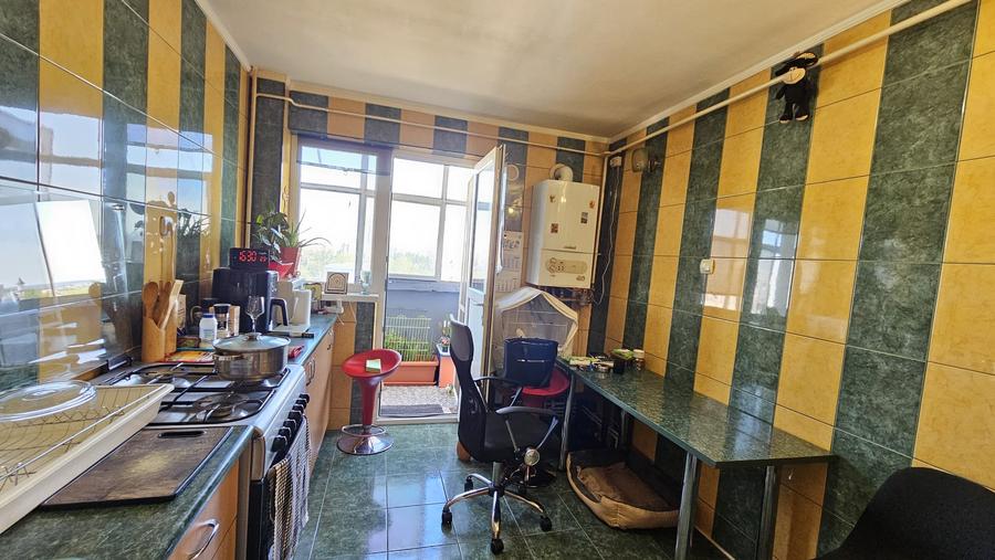 Apartament cu 4 camere în Micro 18