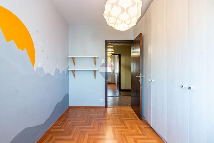 Apartament cu 3 camere semidecomandat, mobilat în Drumul Sării