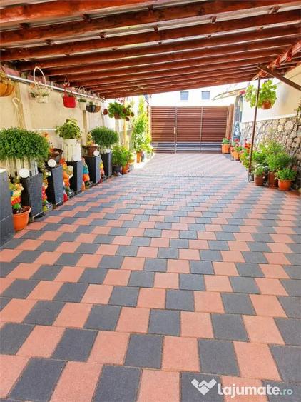 Casă cu 6 camere cu Teren 250 Mp în Central