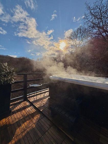 Cabana suspendata la 7 metrii inaltime , dispune de un teren de 1600 m - 7