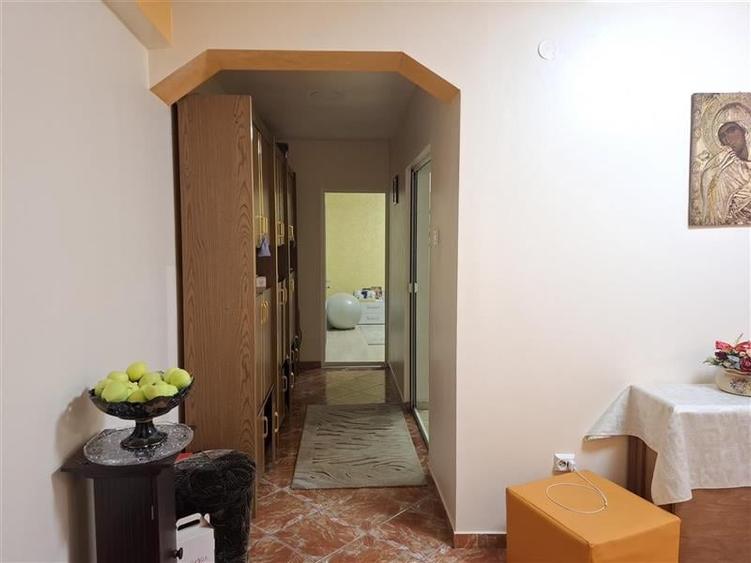 Apartament 2 camere, transformat in 3 camere, parter - 10