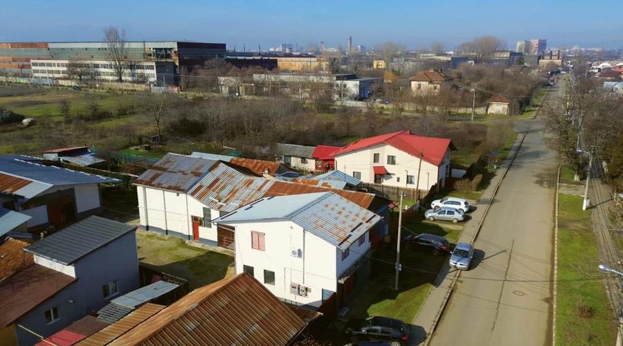 Vila 290mp + 4 spatii comerciale/depozitare, teren 1401 mp, acces DN1 - 6