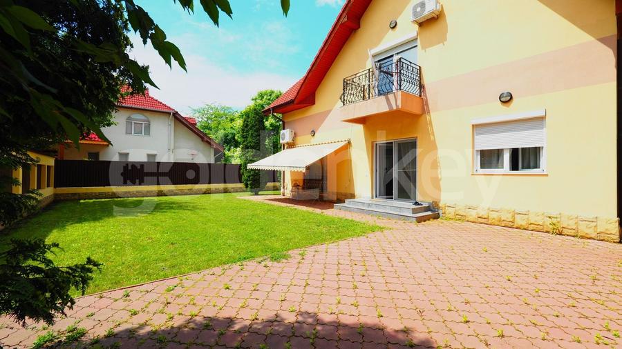 Vila cu 6-7 camere si gradina generoasa - 1