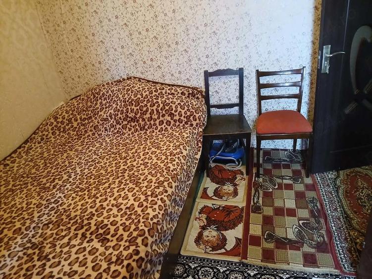 Vand apartament in Rm sarat zona gari bl 3 C etaj 3 decomandat plus magazie la subsolul blocului - 1
