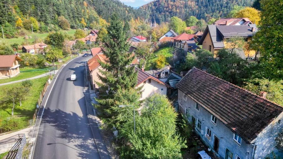 Comuna Bran, str. Pricipala, casa partial renovata, P + E, dependinte, foisor - 13