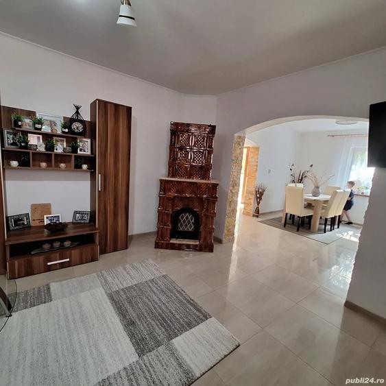 Casă cu 5 camere cu Teren 1600 Mp în Petroasa Mare