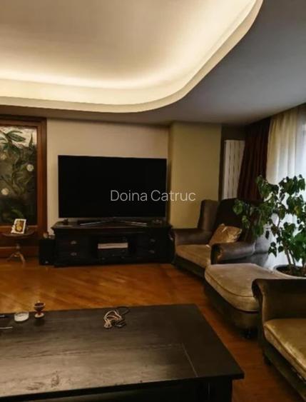 Apartament 5 Camere, 3 Băi, cu curte proprie UNIRII Apartament 5 Camere, 3 Băi, cu curte proprie UNIRII