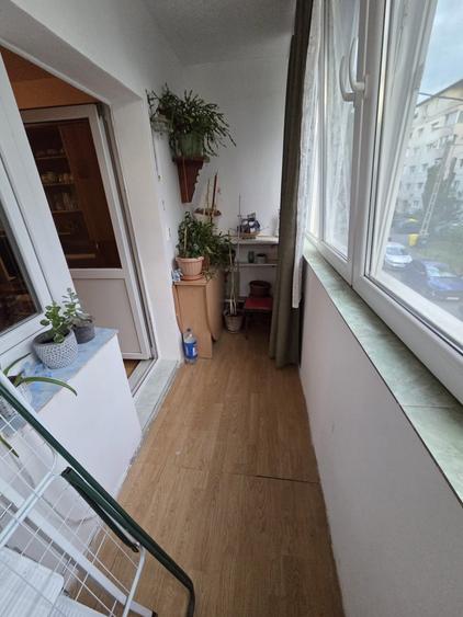 Apartament cu 4 camere decomandat în Lipovei