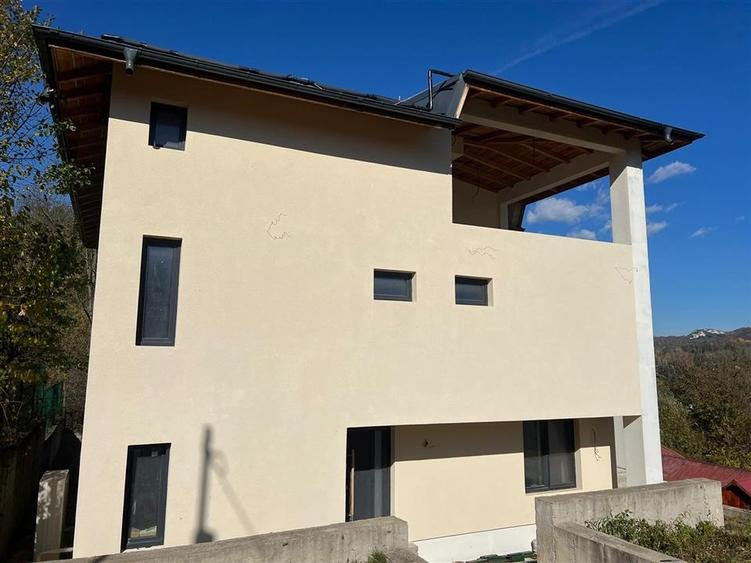 Pensiune noua de vanzare in Slanic Prahova – 400 mp utili, zona centrala, ideala - 1