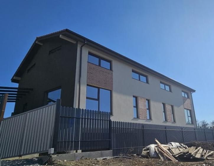 Duplex de vanzare, 4 camere, 162mp, 250mp teren, 2 garaje, Oasului - 1
