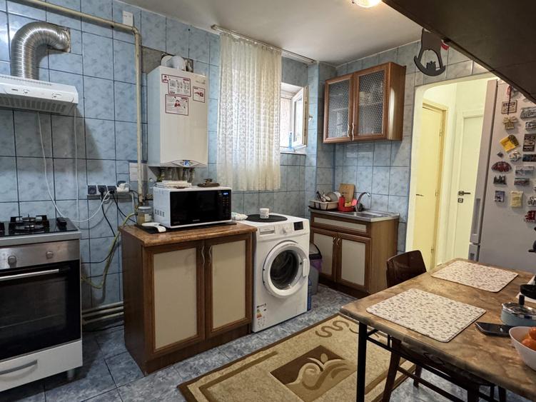 3 cam, bloc caramida, etaj 4 cu acoperis, str. Unirii - 14