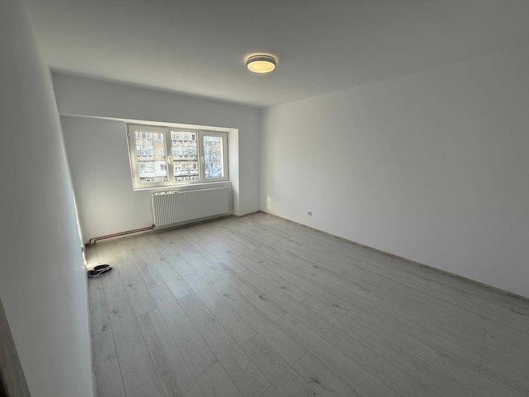 Dacia - la bulevard 2 camere decomandat, etaj intermediar, liber - 1